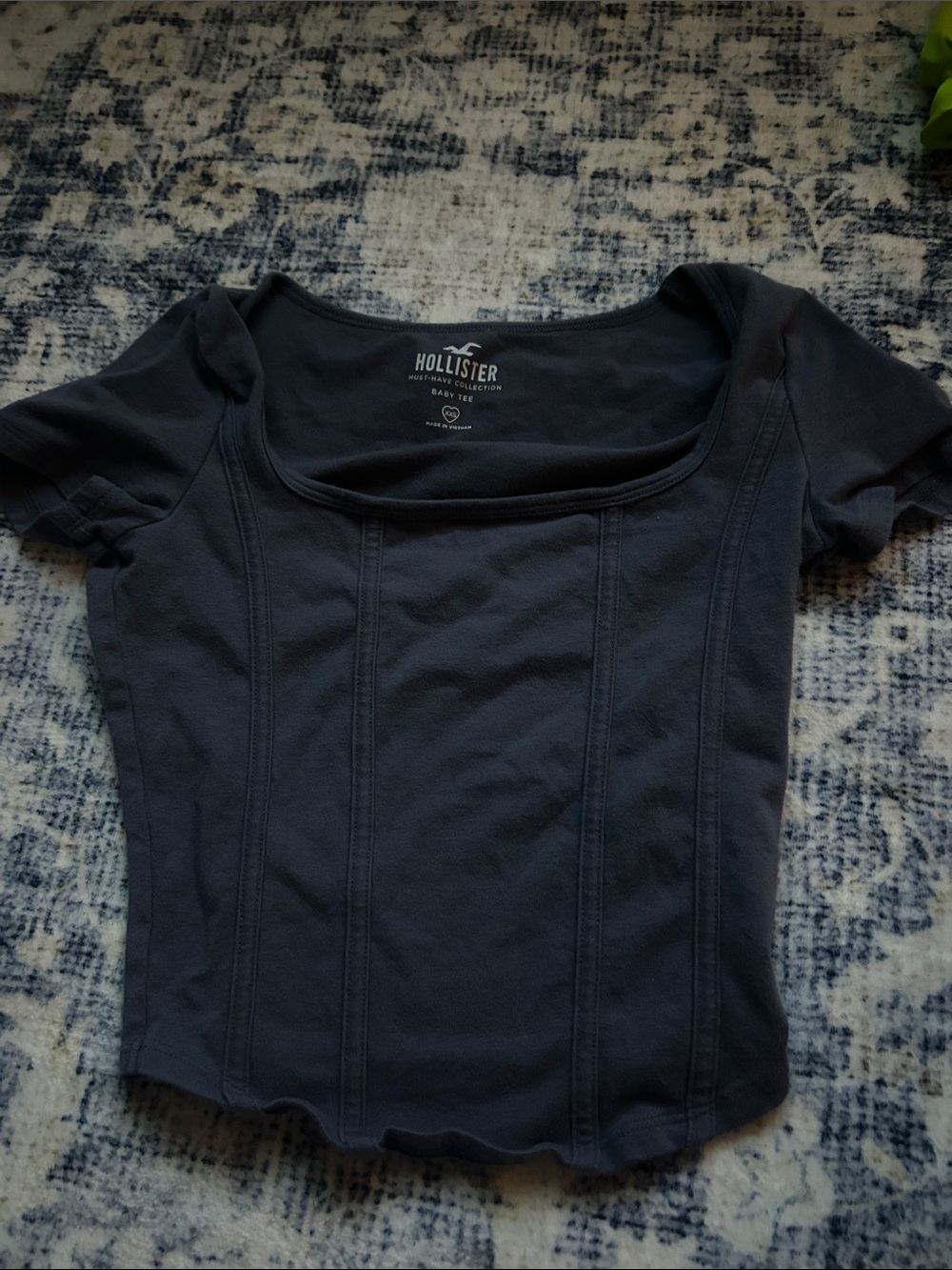 Hollister Short Sleeve Square Neck Crop Top in Navy